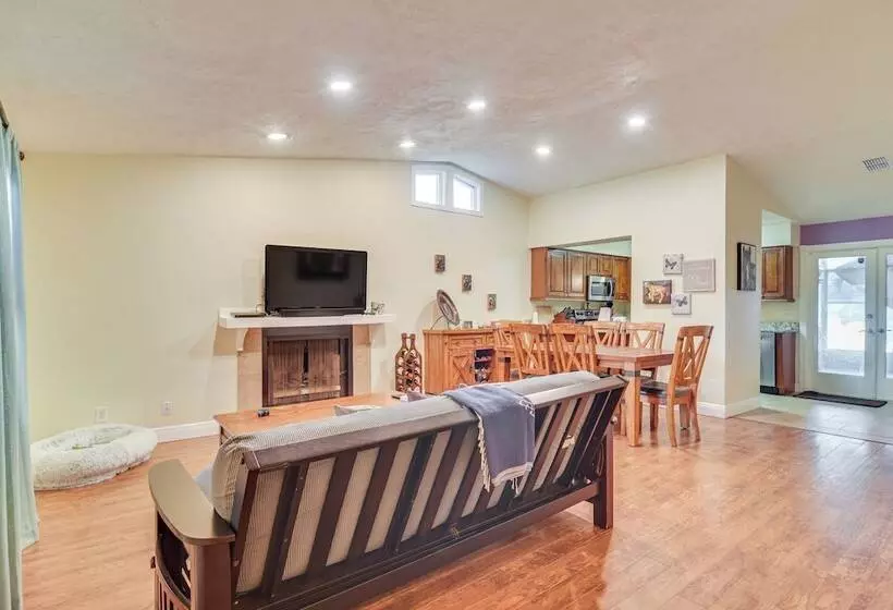 Pet Friendly Tampa Bay Getaway: Walk To The Water!