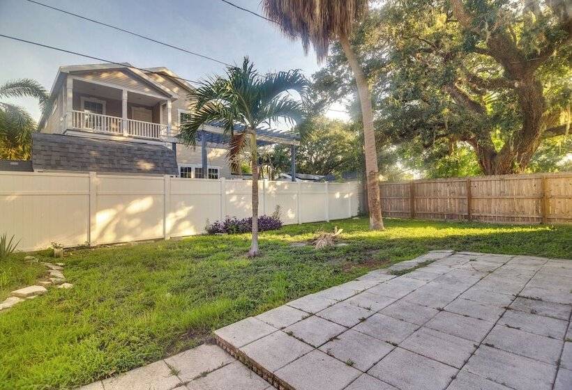 Pet Friendly Tampa Bay Getaway: Walk To The Water!