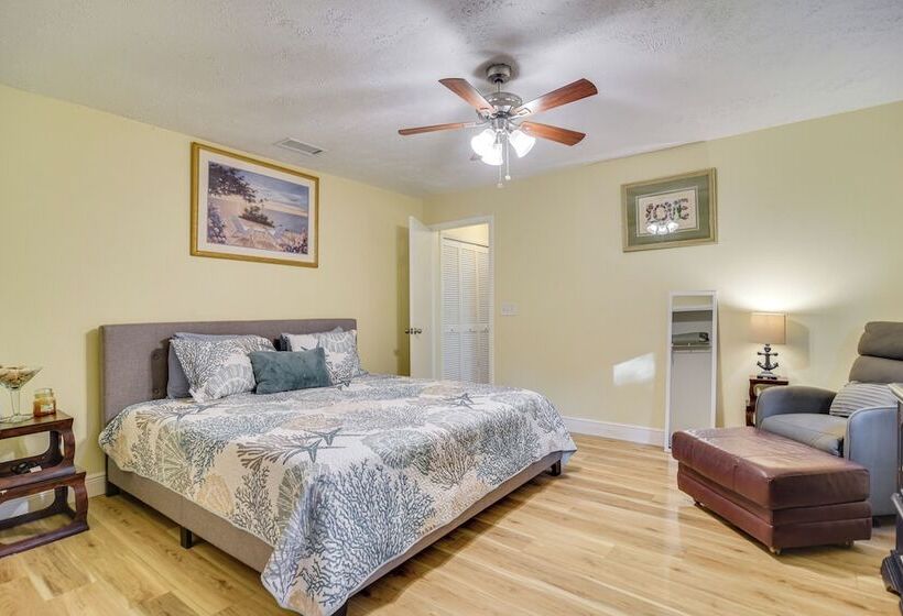 Pet Friendly Tampa Bay Getaway: Walk To The Water!