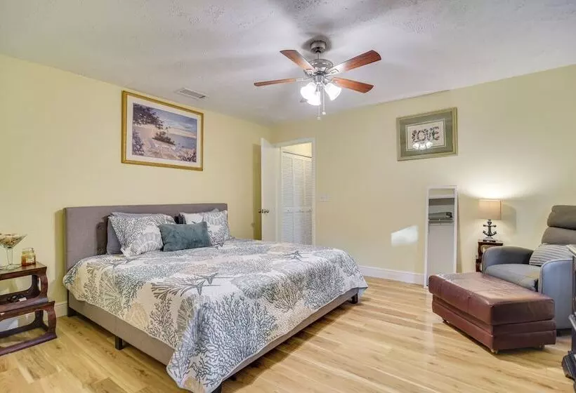 Pet Friendly Tampa Bay Getaway: Walk To The Water!