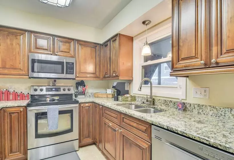 Pet Friendly Tampa Bay Getaway: Walk To The Water!