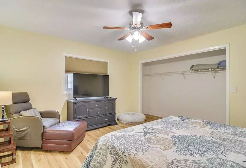 Pet Friendly Tampa Bay Getaway: Walk To The Water!