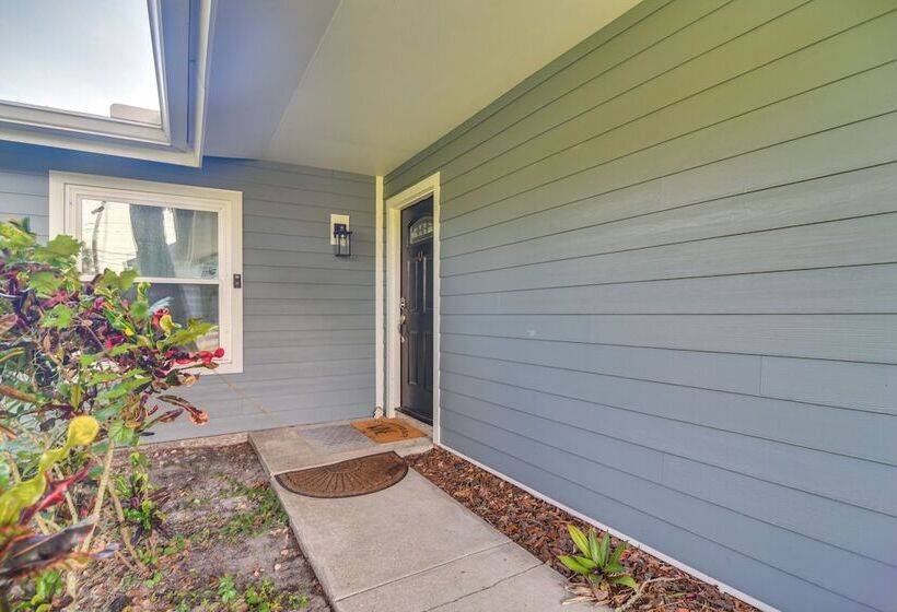 Pet Friendly Tampa Bay Getaway: Walk To The Water!