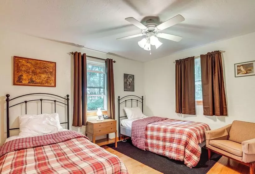 Quiet Presque Isle Home W/ Grill: Families Welcome