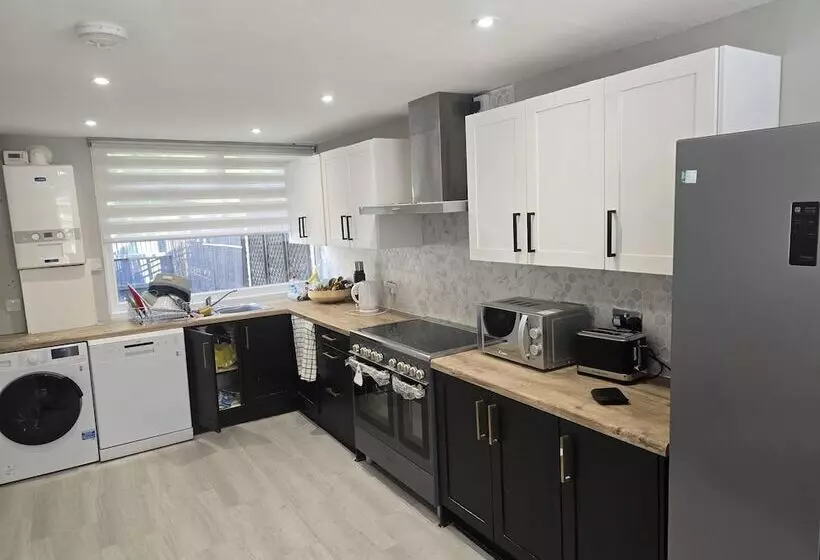 Residenssi Friendly Retreat At Windermere Way Upto 6 Guests