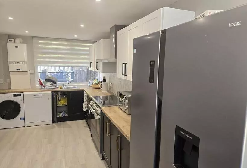 Residenssi Friendly Retreat At Windermere Way Upto 6 Guests