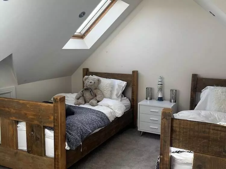 Residenssi West Cross, Mumbles Seaside Escape   5 Bed House