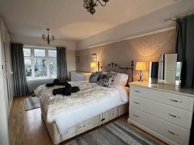 Residenssi West Cross, Mumbles Seaside Escape   5 Bed House