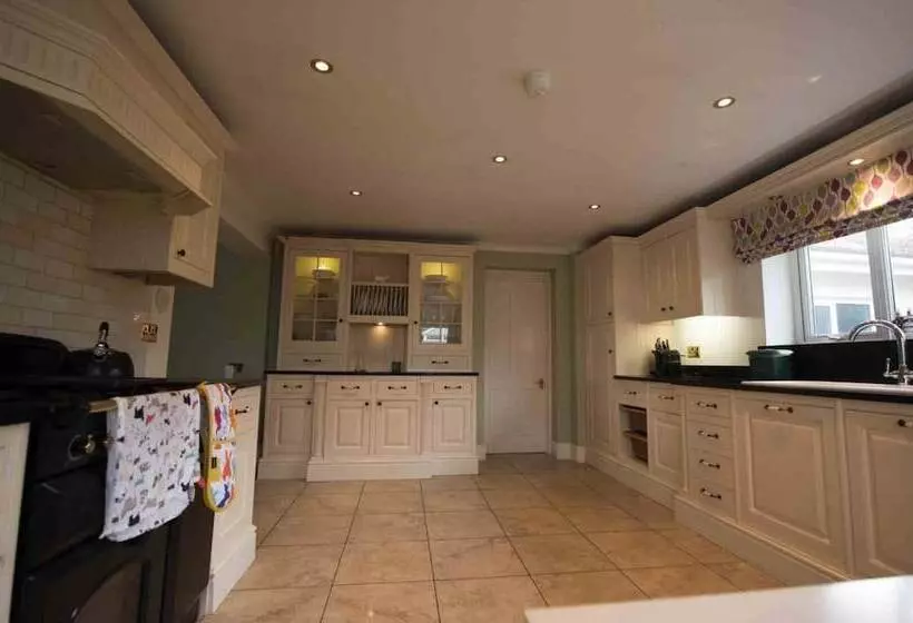 Residenssi West Cross, Mumbles Seaside Escape   5 Bed House