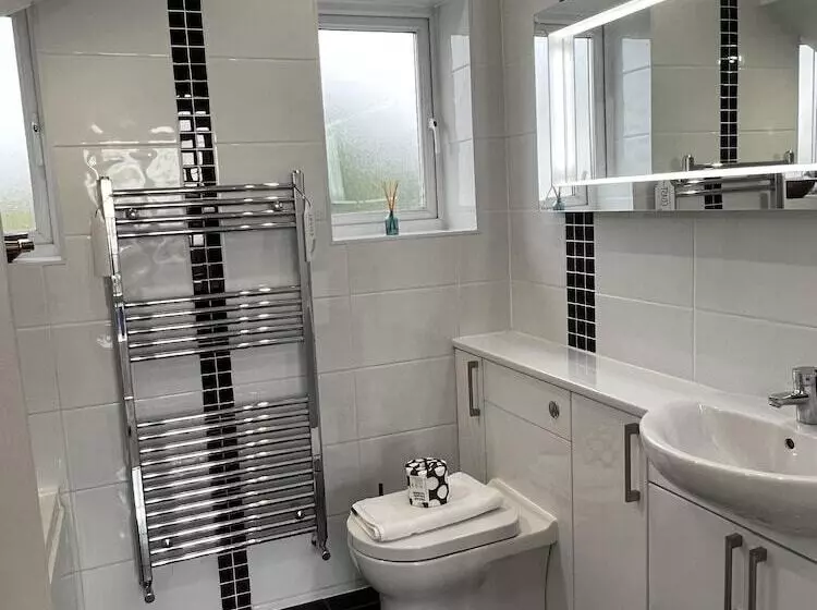 Residenssi West Cross, Mumbles Seaside Escape   5 Bed House