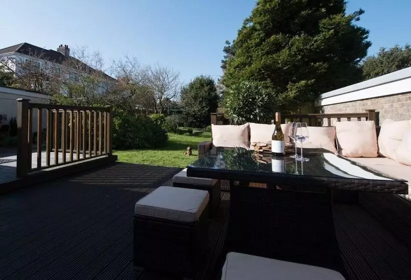 Residenssi West Cross, Mumbles Seaside Escape   5 Bed House
