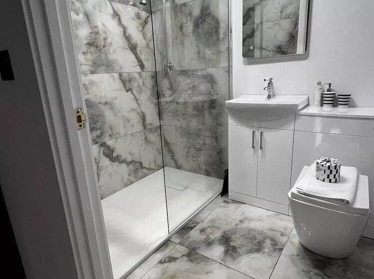 Residenssi West Cross, Mumbles Seaside Escape   5 Bed House