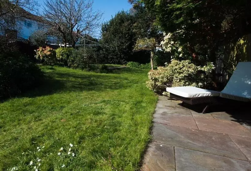 Residenssi West Cross, Mumbles Seaside Escape   5 Bed House
