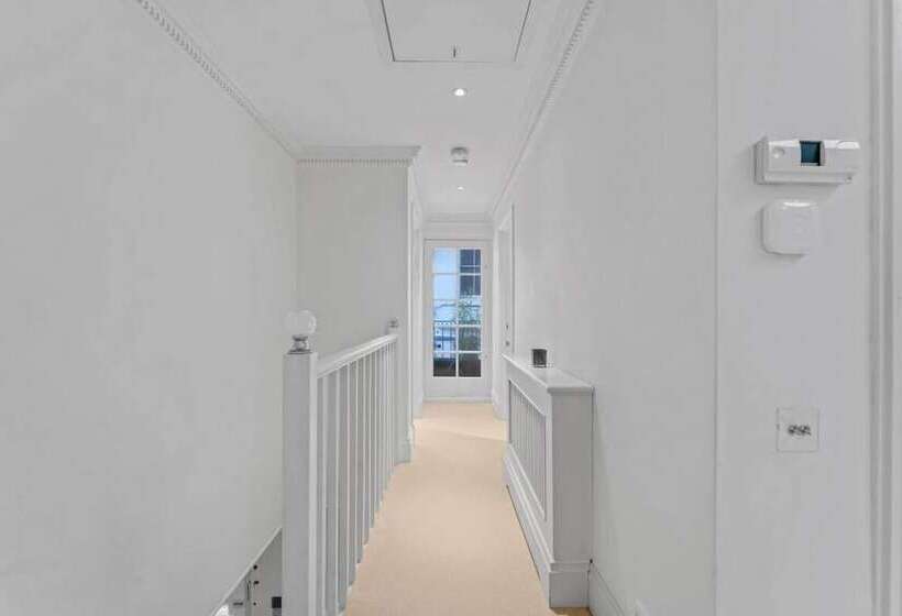 The Belgravia Place   Stunning & Bright 2bdr Home