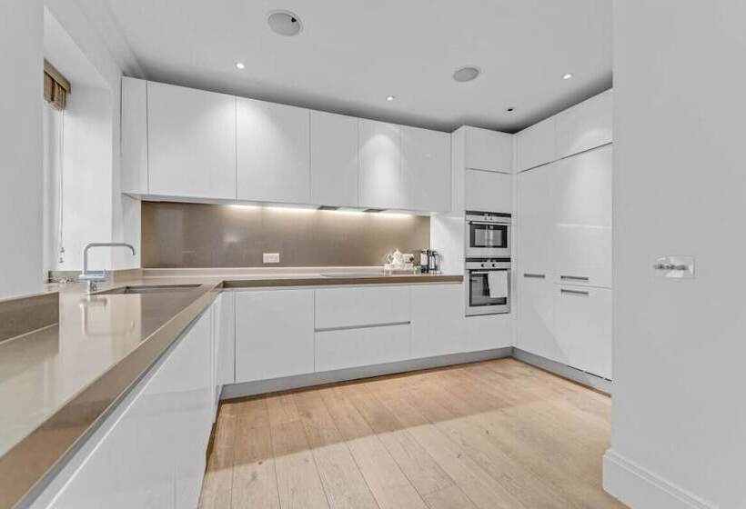 The Belgravia Place   Stunning & Bright 2bdr Home