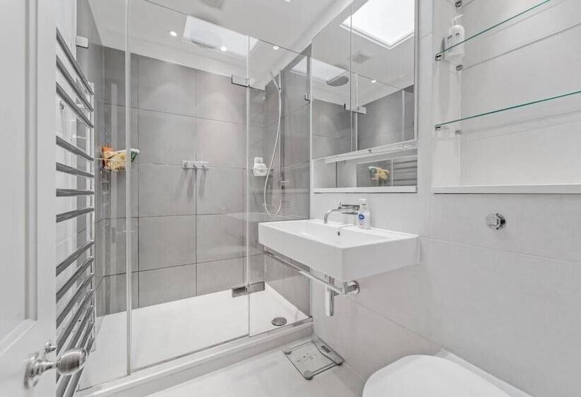 The Belgravia Place   Stunning & Bright 2bdr Home