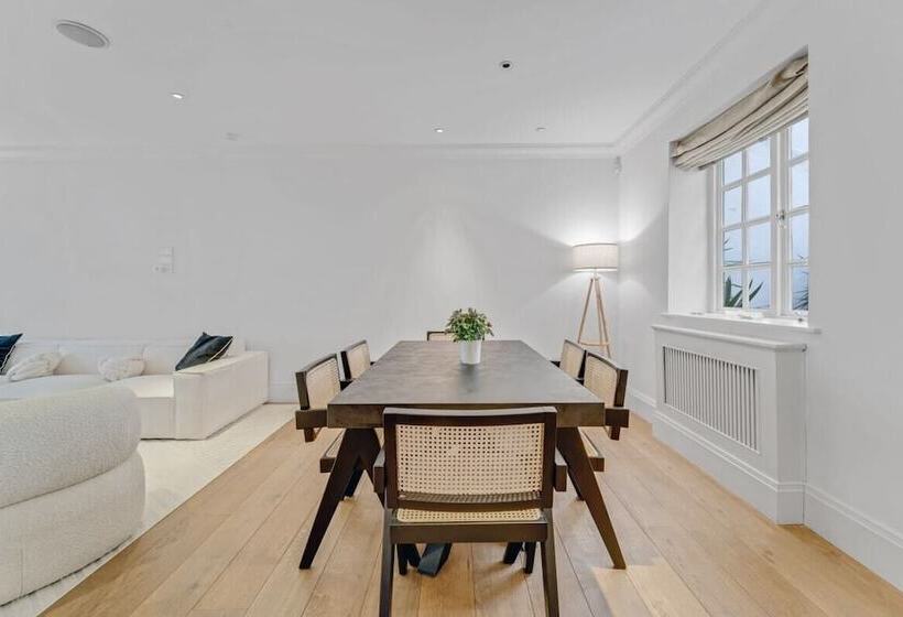 The Belgravia Place   Stunning & Bright 2bdr Home