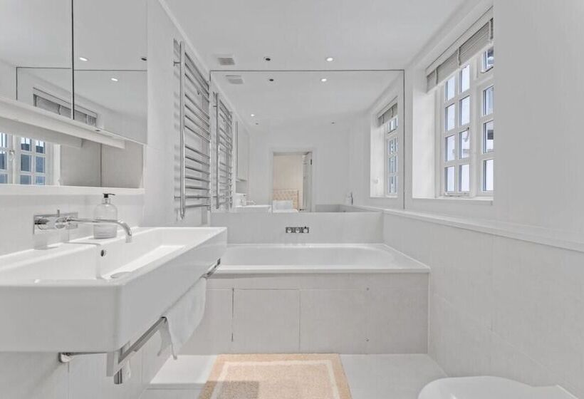 The Belgravia Place   Stunning & Bright 2bdr Home