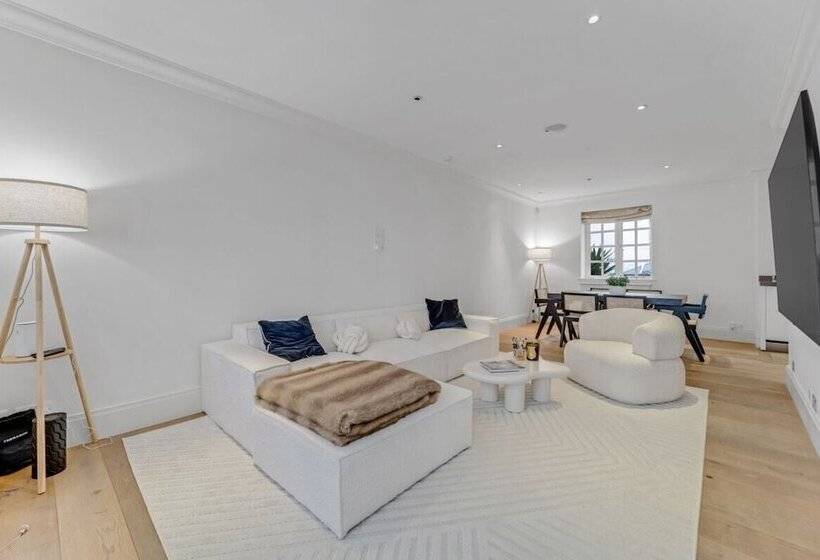 The Belgravia Place   Stunning & Bright 2bdr Home