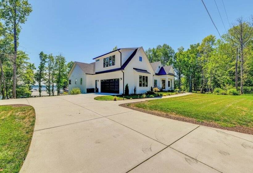 Waterfront Lake Norman Paradise: Dock, Game Room!