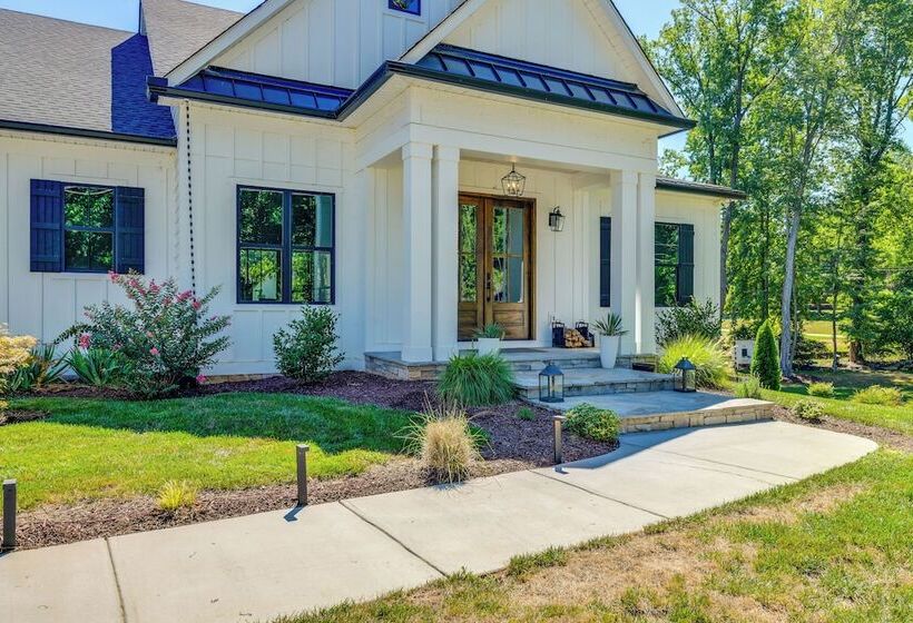 Waterfront Lake Norman Paradise: Dock, Game Room!