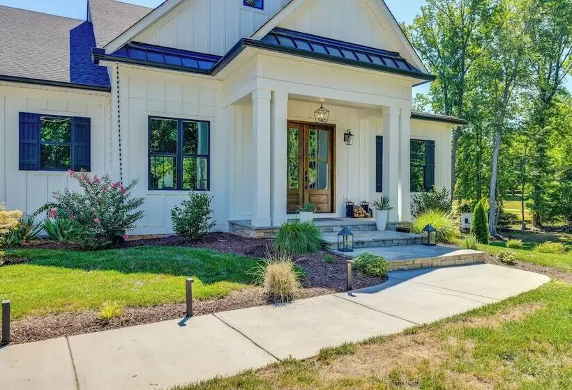 Waterfront Lake Norman Paradise: Dock, Game Room!