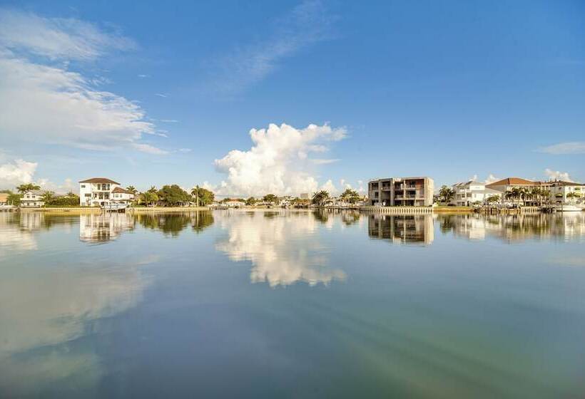 Bayfront St Petersburg Home W/ Hot Tub & Views!