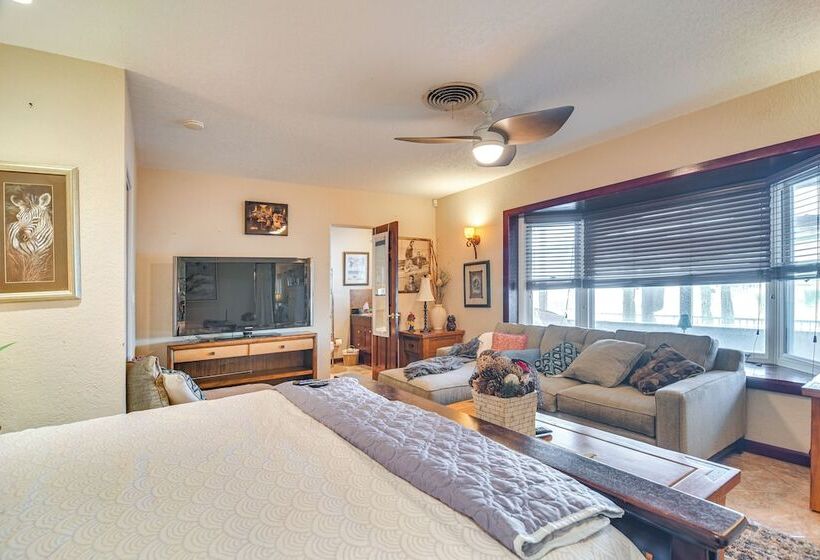 Bayfront St Petersburg Home W/ Hot Tub & Views!