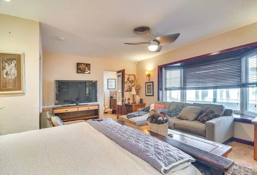 Bayfront St Petersburg Home W/ Hot Tub & Views!