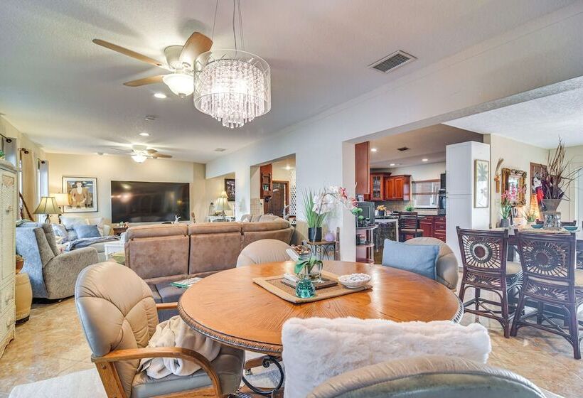 Bayfront St Petersburg Home W/ Hot Tub & Views!