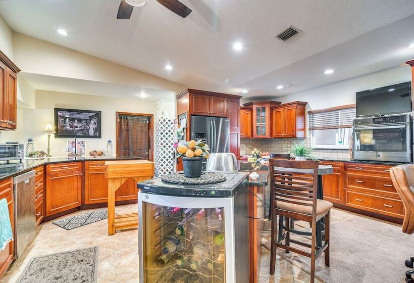 Bayfront St Petersburg Home W/ Hot Tub & Views!