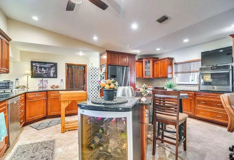 Bayfront St Petersburg Home W/ Hot Tub & Views!