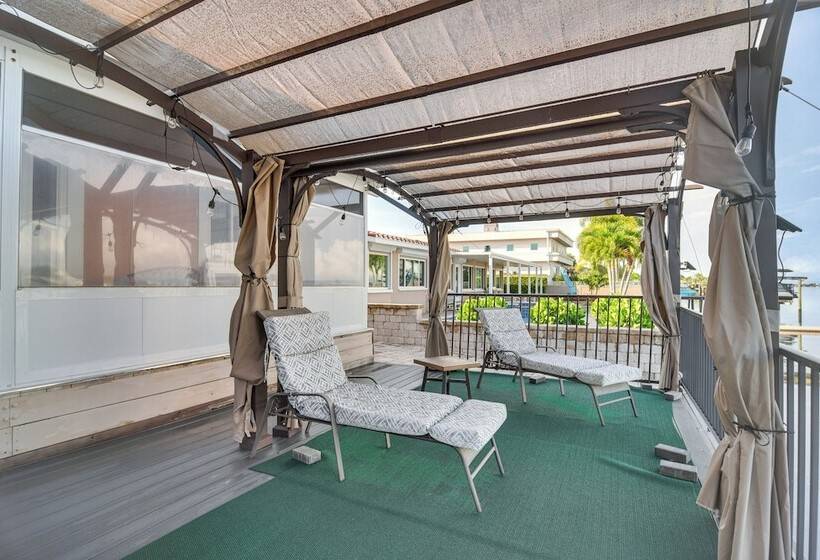 Bayfront St Petersburg Home W/ Hot Tub & Views!