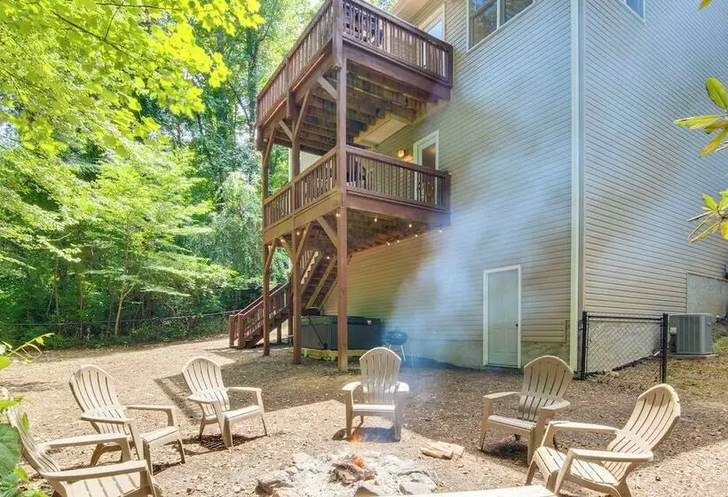 Black Mountain Hideaway W/ Hot Tub & Pool Table!