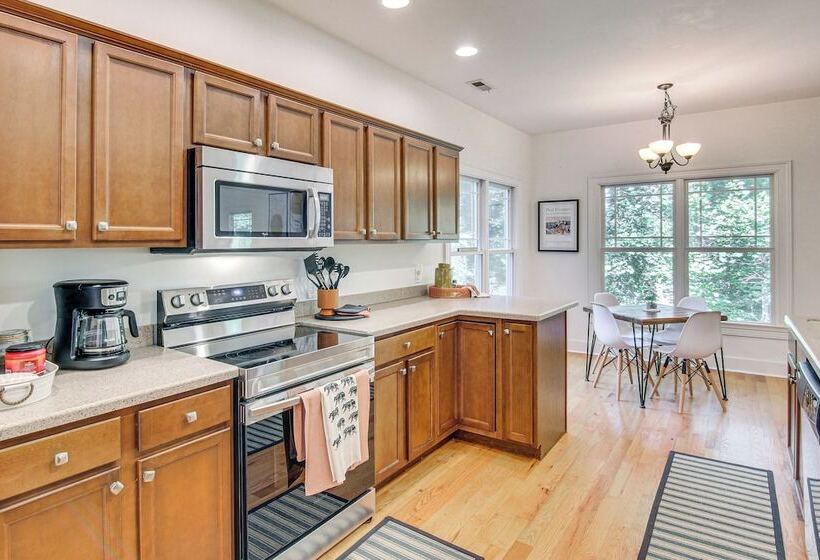 Black Mountain Hideaway W/ Hot Tub & Pool Table!