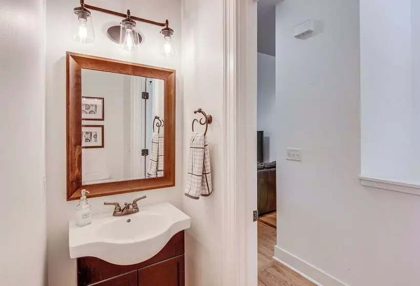 Black Mountain Hideaway W/ Hot Tub & Pool Table!