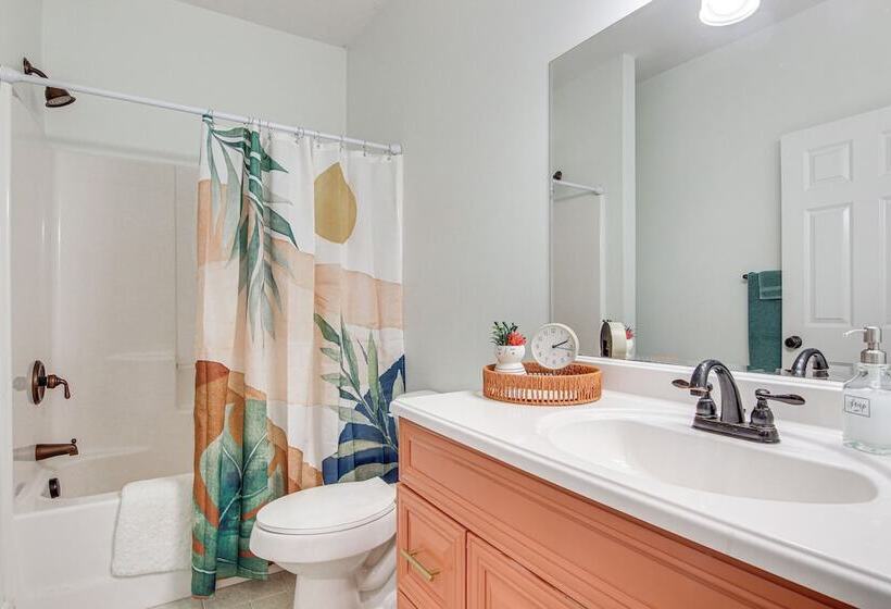 Black Mountain Hideaway W/ Hot Tub & Pool Table!