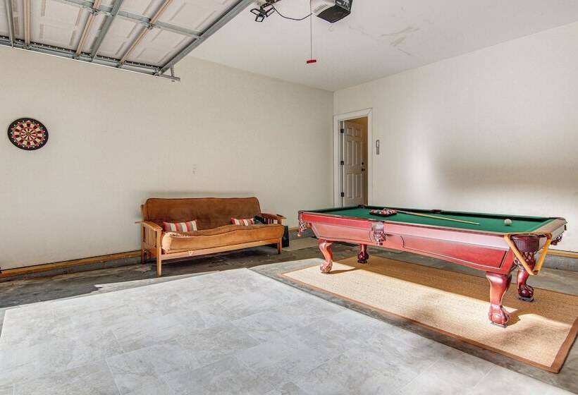 Black Mountain Hideaway W/ Hot Tub & Pool Table!