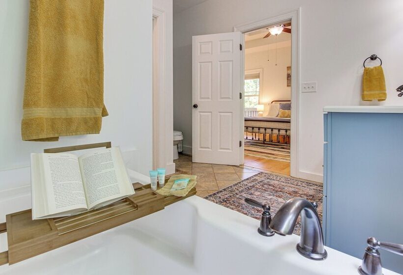 Black Mountain Hideaway W/ Hot Tub & Pool Table!