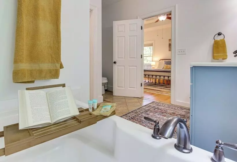 Black Mountain Hideaway W/ Hot Tub & Pool Table!