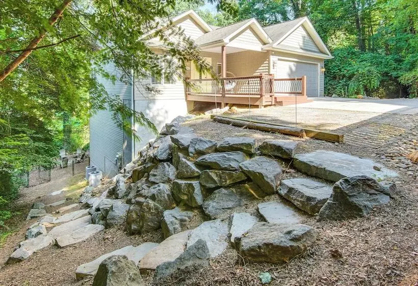 Black Mountain Hideaway W/ Hot Tub & Pool Table!