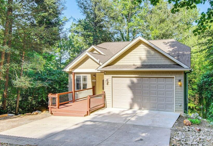Black Mountain Hideaway W/ Hot Tub & Pool Table!
