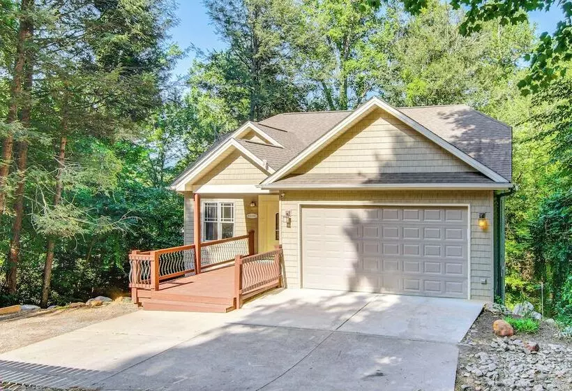 Black Mountain Hideaway W/ Hot Tub & Pool Table!