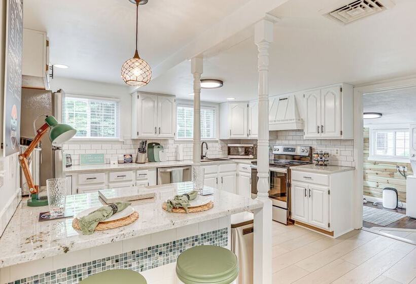 Family Home W/ Hot Tub: 1/2 Mi To Lake Milton