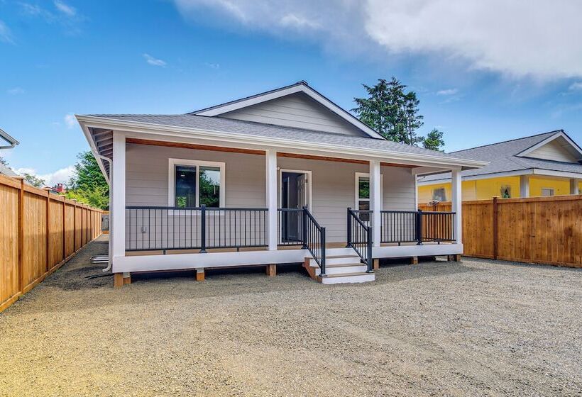 Charming Westport Abode W/ Hot Tub, Deck & Yard!