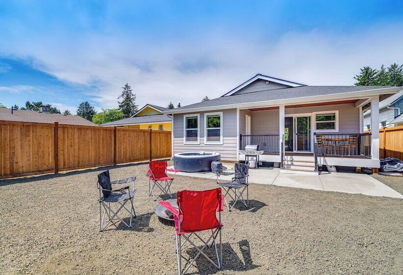 Charming Westport Abode W/ Hot Tub, Deck & Yard!