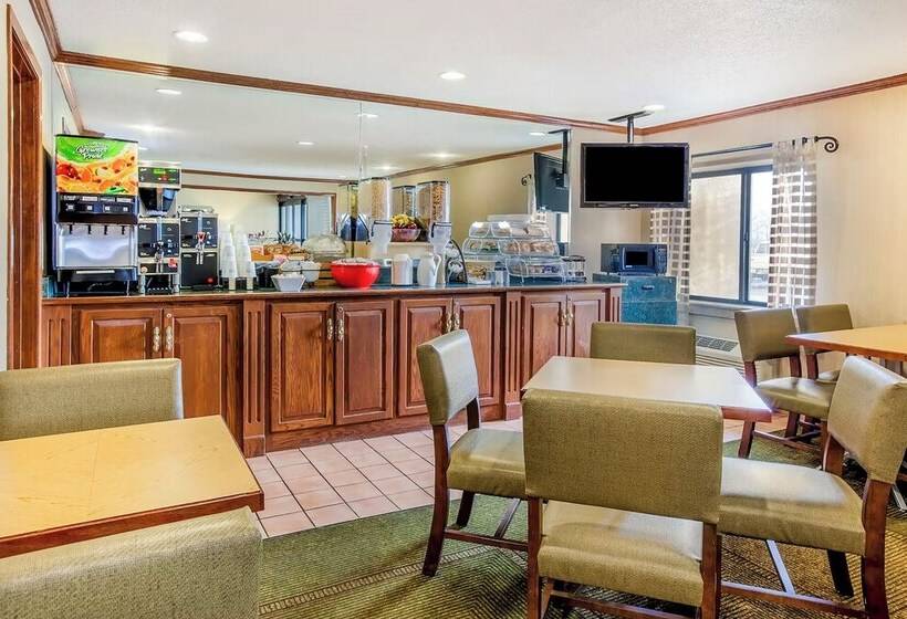 Отель Norwood Inn And Suites Detroit