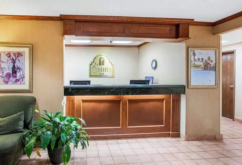 ホテル Norwood Inn And Suites Detroit
