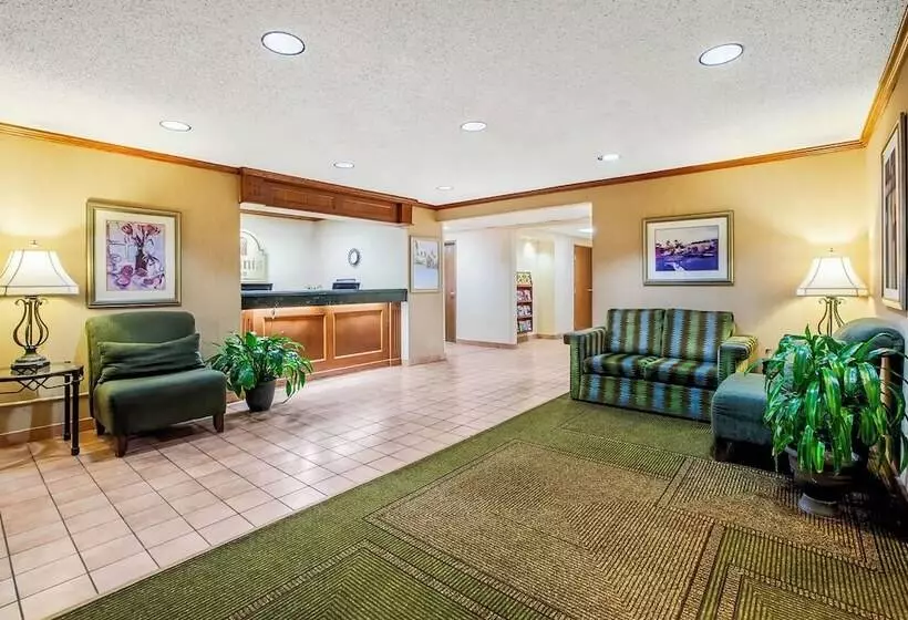 ホテル Norwood Inn And Suites Detroit