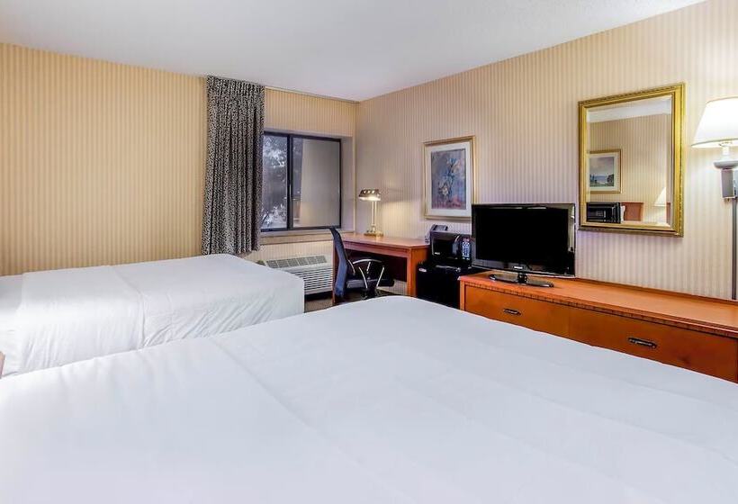 Отель Norwood Inn And Suites Detroit